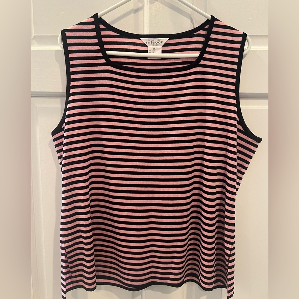 Exclusively Misook black and pink knit sleeveless shell top in Size 1X.